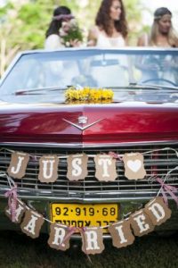 קישוט רכב חתונה בעזרת פרחים